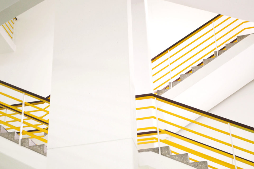 Foto eines Treppenhauses in dee Bundesanstalt für den Digitalfunk der Behörden und Organisationen mit Sicherheitsaufgaben